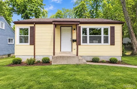 609 Clover Ln, Saint Louis, MO 63126