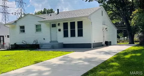 215 S Saint Jacques St, Florissant, MO 63031
