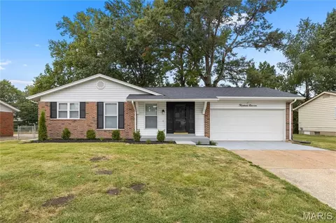 1411 Sherwood Forest Dr, Florissant, MO 63031