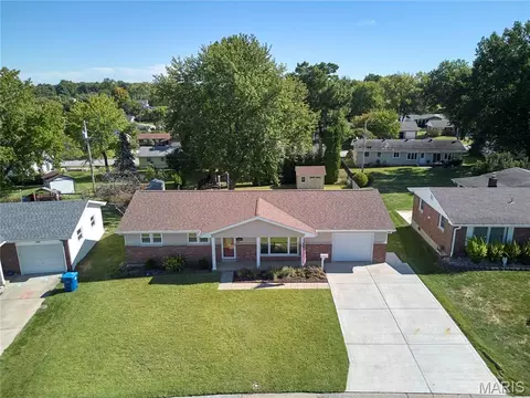 2944 Elmcrest Dr, Saint Charles, MO 63301