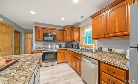 Kitchen - 21805 Torrent Dr, Devils Elbow, MO 65457 photo 2 of 3