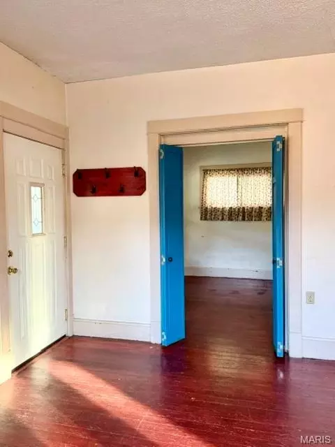 Entry Way - 410 Pine St, Hannibal, MO 63401 photo 1 of 2