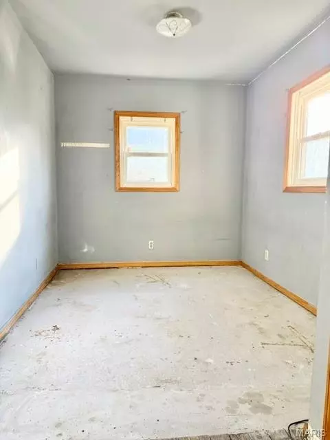 Bedroom - 410 Pine St, Hannibal, MO 63401 photo 2 of 2