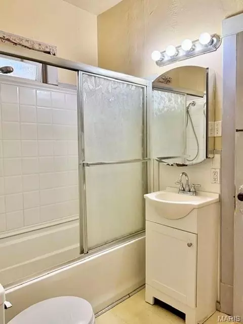 Bath - 410 Pine St, Hannibal, MO 63401 photo 1 of 2