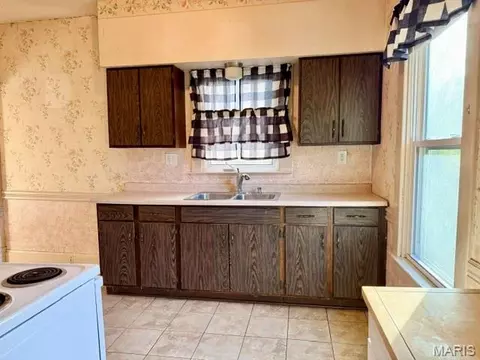 Kitchen - 410 Pine St, Hannibal, MO 63401 photo 1 of 3