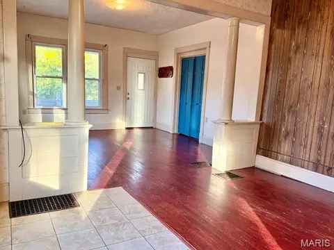 Living - 410 Pine St, Hannibal, MO 63401 photo 2 of 2