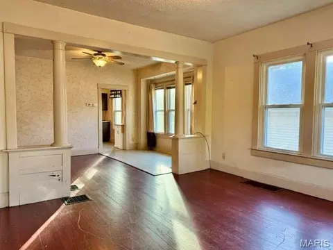 Living - 410 Pine St, Hannibal, MO 63401 photo 1 of 2