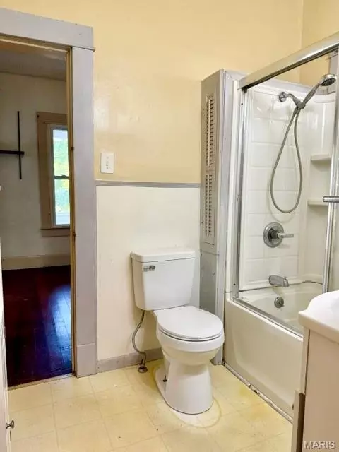 Bath - 410 Pine St, Hannibal, MO 63401 photo 2 of 2