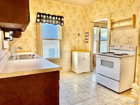 Kitchen - 410 Pine St, Hannibal, MO 63401 photo 3 of 3