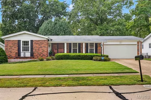 14450 Avocado Ln, Florissant, MO 63034