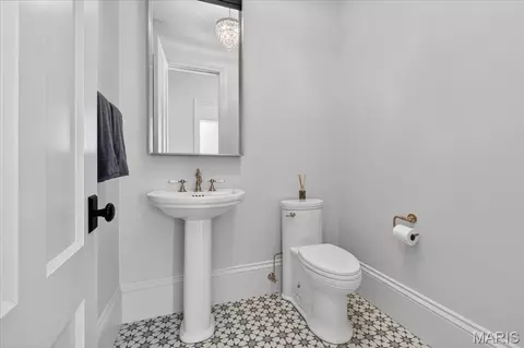 Bath - 306 E Jefferson Ave, Saint Louis, MO 63122 photo 2 of 10