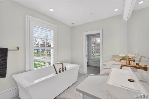 Bath - 306 E Jefferson Ave, Saint Louis, MO 63122 photo 7 of 10