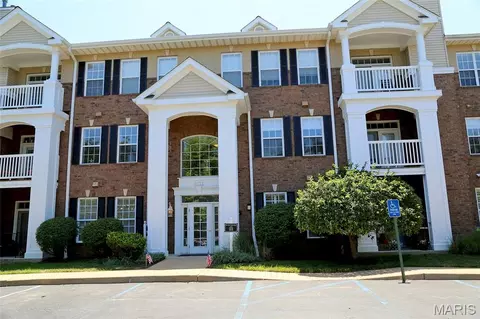 1175 Mill Crossing Dr #107, Creve Coeur, MO 63141
