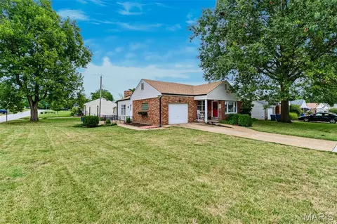 Exterior - 6617 E Yorkshire Dr, Affton, MO 63123 photo 6 of 10