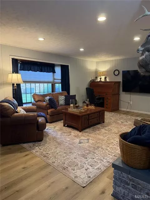 Living - 803 Bradley Ln, Fulton, MO 65251 photo 2 of 4