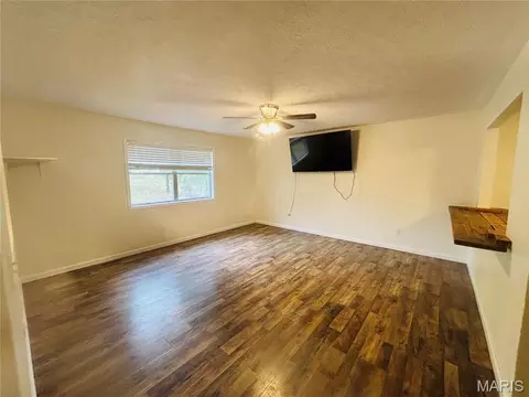 Living - 24370 Trolley Ln, Saint Robert, MO 65584 photo 2 of 2