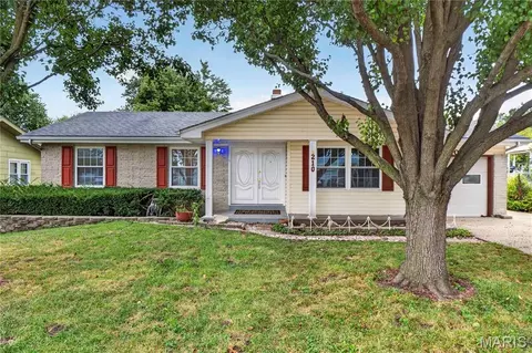 210 Raymond Dr, Florissant, MO 63031