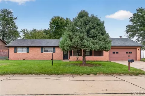 208 Williamsburg Dr, Belleville, IL 62221
