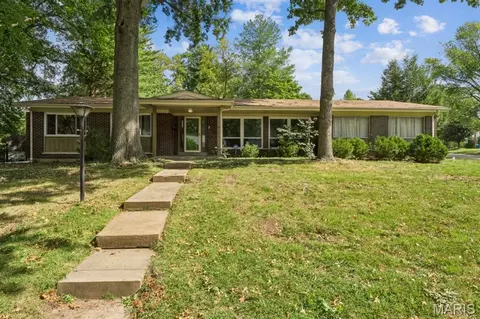 12801 Bellerive Estates Dr, Saint Louis, MO 63141