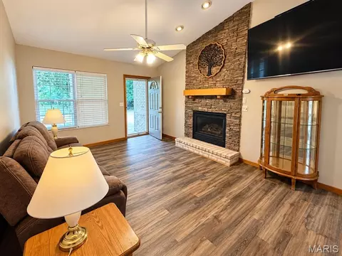 Living - 720-722 Brittany Ct, Waterloo, IL 62298 photo 2 of 2