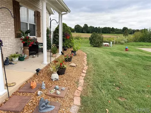 Exterior - 720-722 Brittany Ct, Waterloo, IL 62298 photo 3 of 4