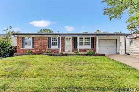 11912 Mckelvey Gardens Dr, Maryland Heights, MO 63043