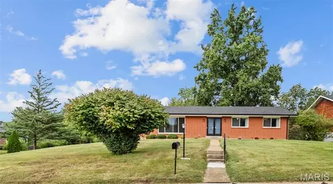 10621 Rebecca Dr, Saint Louis, MO 63128