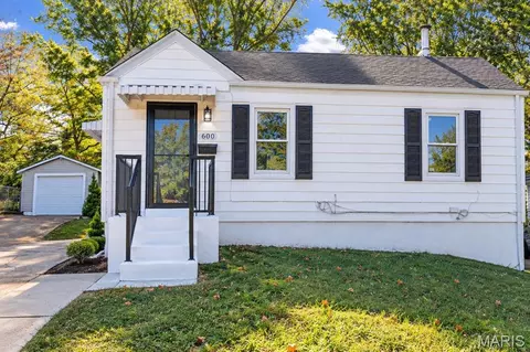 600 Granda Dr, Saint Louis, MO 63125