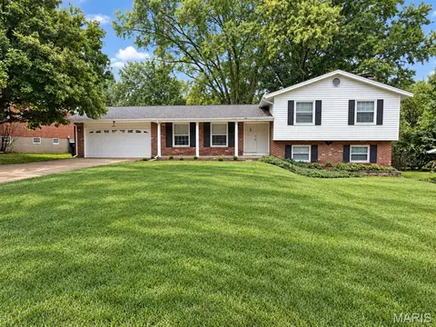 12572 Starspur Ln, Saint Louis, MO 63146