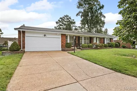 4126 Concord Oaks Dr, Saint Louis, MO 63128