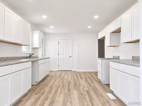 Entry Way - 519 N Section St, Hannibal, MO 63401 photo 1 of 2