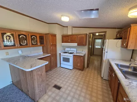 Kitchen - 31718 Casino Dr, Canton, MO 63435 photo 2 of 4