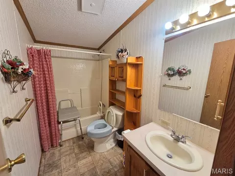 Bath - 31718 Casino Dr, Canton, MO 63435 photo 3 of 3