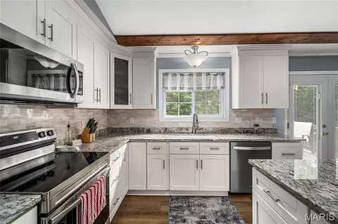 Kitchen - 28796 N Oak Dr, Wright City, MO 63390 photo 6 of 7