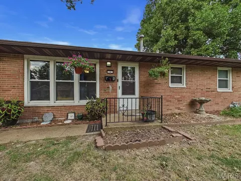5 Riviera Drive Dr, Granite City, IL 62040