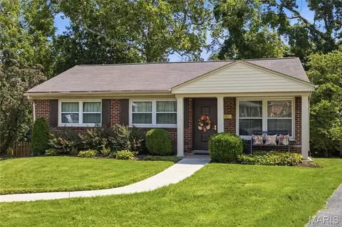 8712 E Bridgeport Ave, Brentwood, MO 63144