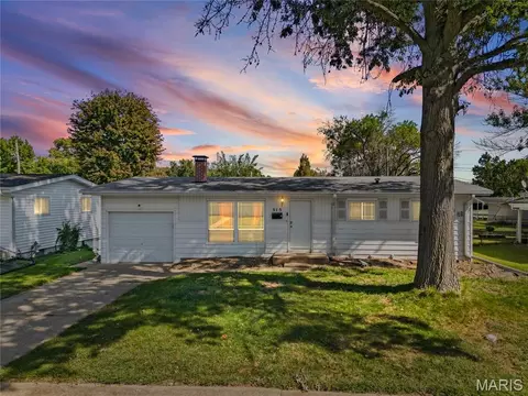 515 Versailles Dr, Florissant, MO 63031