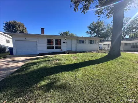 515 Versailles Dr, Florissant, MO 63031