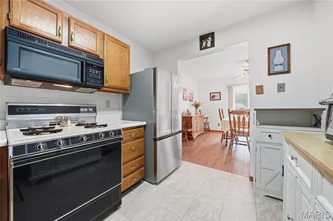 Kitchen - 550 Spring Glen Dr, Ballwin, MO 63021 photo 2 of 3