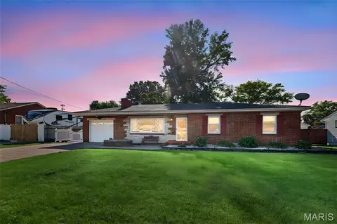 46 N Circle Dr, East Alton, IL 62024