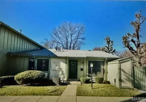 11118 Whispering Oaks Dr, Saint Louis, MO 63136