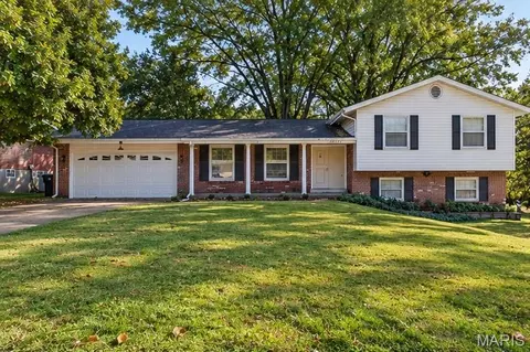 12572 Starspur Ln, Saint Louis, MO 63146