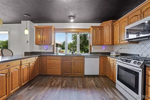 Kitchen - 16519 Conrad Rd, Brighton, IL 62012 photo 3 of 3