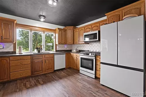 Kitchen - 16519 Conrad Rd, Brighton, IL 62012 photo 2 of 3