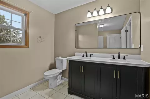 Bath - 16519 Conrad Rd, Brighton, IL 62012 photo 2 of 6