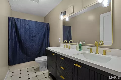 Bath - 16519 Conrad Rd, Brighton, IL 62012 photo 5 of 6