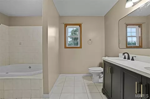Bath - 16519 Conrad Rd, Brighton, IL 62012 photo 3 of 6