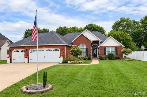 184 Heatherland Dr, Bethalto, IL 62010
