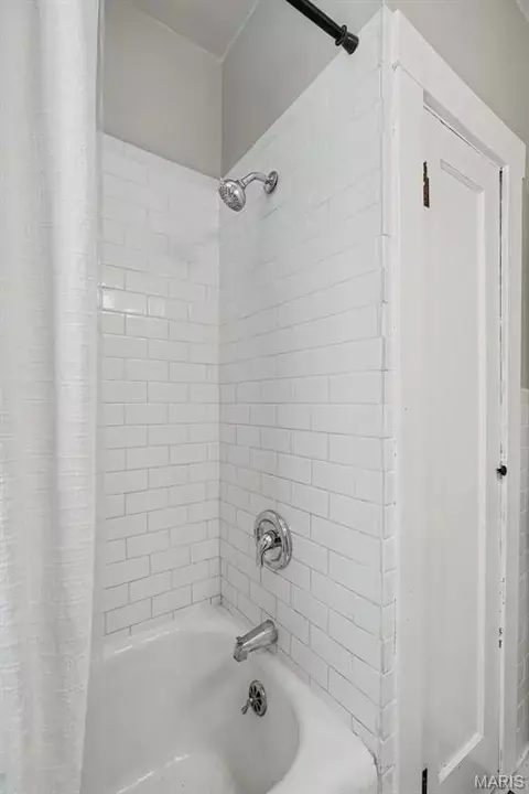 Bath - 406 W Springfield Ave, Union, MO 63084 photo 2 of 2