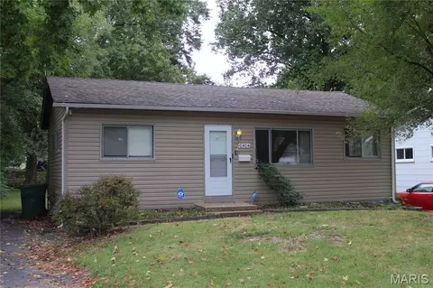 10404 Earl Dr, Saint Louis, MO 63136